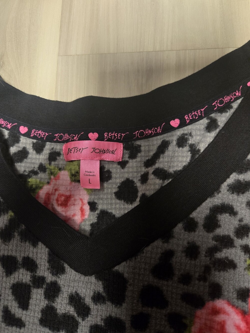 Betsey Johnson Leopard Rose Print Pullover Sweater Gray Pink Size L Y2K Style - Picture 2 of 4